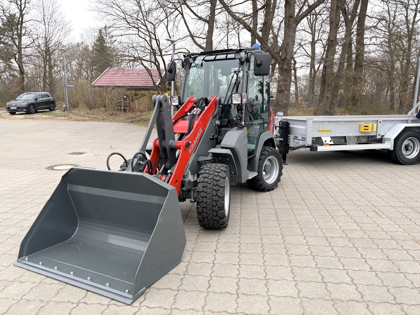 Foto: Landkreis Lüneburg. Der neue Radlader mit Anhänger in der Feuerwehrzentrale Scharnebeck.
