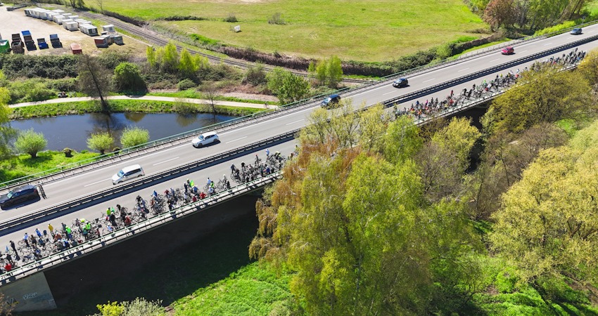 Foto: Lünedrohne. Demonstration gegen die A39 auf der Ostumgehung Lüneburg am 26. April 2026 bei der Ilmenauquerung. Luftbild.