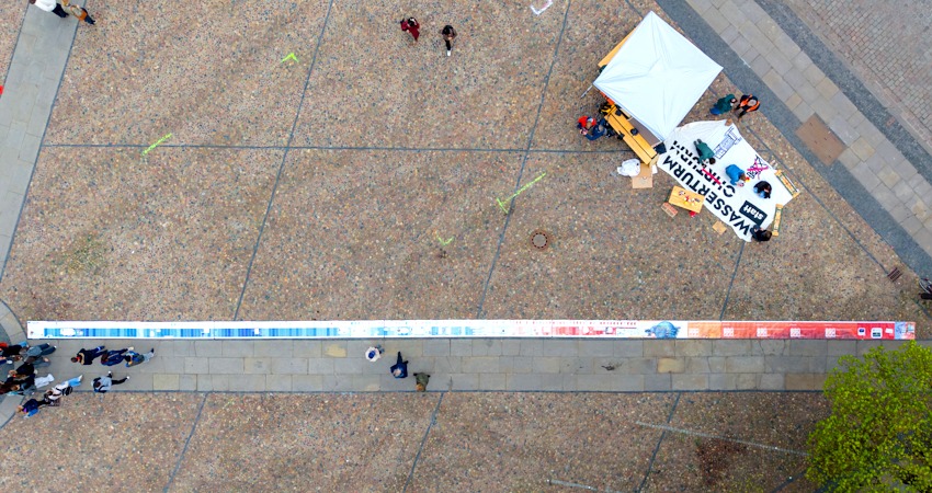 Foto: Malte Hübner. Luftbild des Klimazeitstrahls auf dem Marktplatz in Lüneburg am 24. April 2026. In den Jahren ab 1850 war die Erde kühler, seit 2000 wird sie immer heißer im Verhältnis zum Durchschnittswert der Jahre 1971-2000.