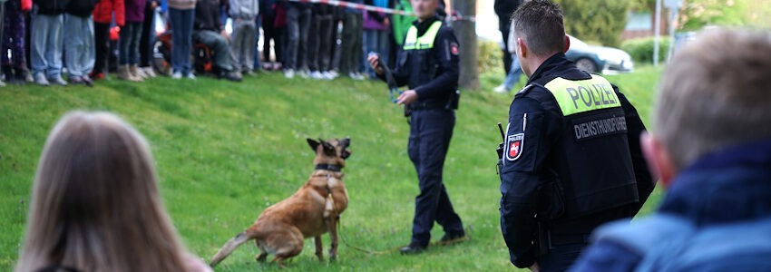 Foto: Polizeidirektion Lüneburg. Die Diensthundführer der Polizeidirektion Lüneburg zeigen den Kindern die Fähigkeiten der Diensthunde.