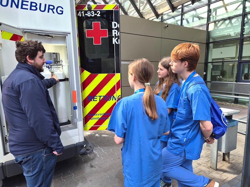 Foto: SKL Klinikum Lüneburg. Beim Zukunftstag 2026 im Klinikum erhielten die Jungen und Mädchen auch Einblick in einen Rettungswagen.