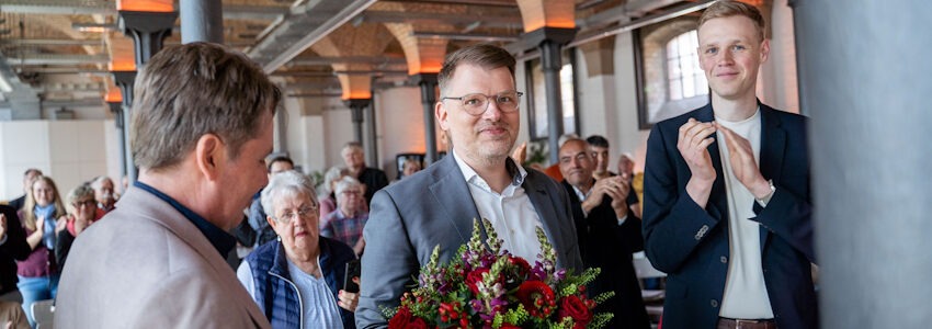Foto: SPD Lüneburg. Oliver Wozniok wird einstimmig zum OB-Kandidaten der SPD Lüneburg bestimmt. Rechts von ihm: Jakob Blankenburg, MdB für den Wahlkreis 37 Lüchow-Dannenberg – Lüneburg.