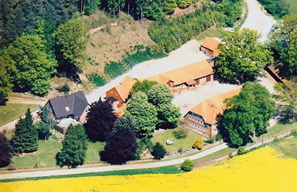 Foto: e-Ventschau. Der idyllische Resthof „Thiele“ in Ventschau im Landkreis Lüneburg bietet optimale Bedingungen und ein wunderschönes Ambiente für das e-Ventschau-Festival. Umrahmt von alten Hofgebäuden erlebt ihr eine einzigartige Festival-Atmosphäre. Auf einer angrenzenden Wiese gibt es die Möglichkeit zum Zelten.