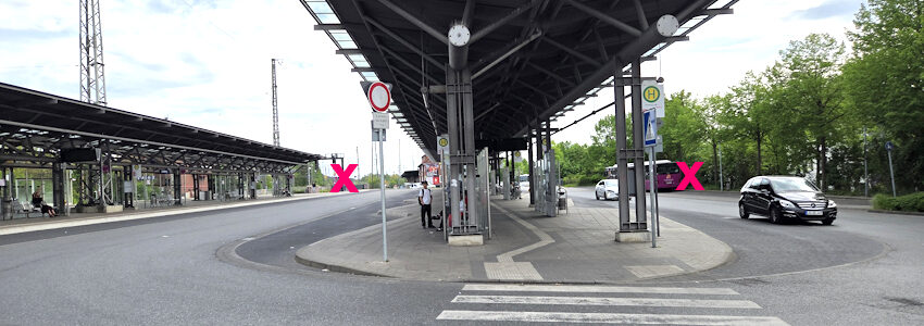 Foto: Lüne-Blog. Die Haltestelle für den Ersatzverkehr am ZOB in Lüneburg: Links bei der Treppe fahren die Busse ab. Auf der rechten Seite können Busse warten. Ein Bus steht hier schon bereit.