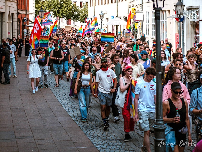 Foto: Ariane Evertz. Pride-Demonstrationszug in Lüneburg An der Münze. 