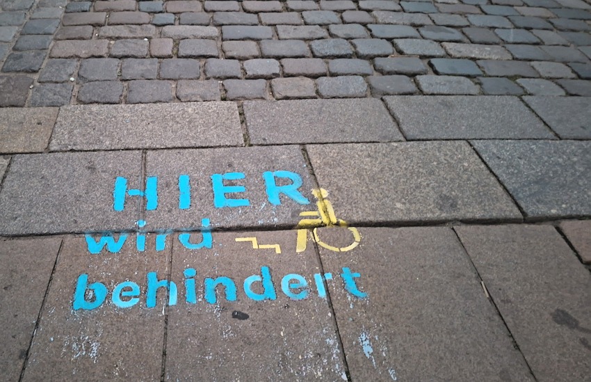 Foto: Behindertenbeirat Lüneburg. Ab hier nur noch Kopfsteinpflaster? Hier wird behindert!