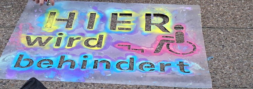 Foto: Behindertenbeirat Lüneburg. Sprühschablone: Hier wird behindert!