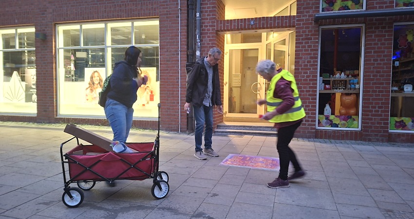 Foto: Behindertenbeirat Lüneburg. Zugang nur mit Stufen? Hier wird behindert!