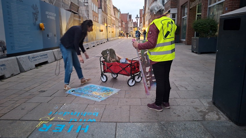 Foto: Behindertenbeirat Lüneburg. Am Abend des 4. Mai zogen sie durch die Fußgängerzone und markierten kritische Stellen mit Sprühkreide: Hier wird behindert!