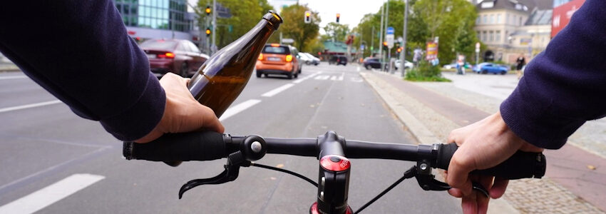 Foto: Deutsche Verkehrswacht. Alkohol auf dem Fahrrad und im Verkehr - keine gute Mischung.