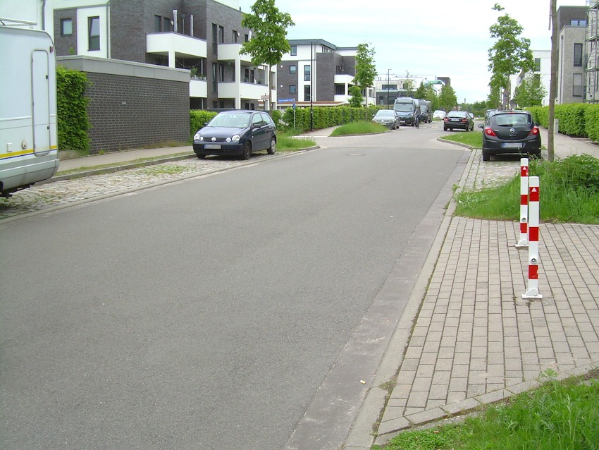 Foto: Erwin Habisch, 21. Mai 2026. Lübecker Straße, direkt rechts ist der Eingang zum REWE-Markt mit Briefkasten und Packstation - sicher ein wichtiges Ziel im Viertel. Doch wer von links aus der Alfred-Trebchen-Straße kommt, hat schlechte Karten: Es gibt hier keine Querungsmöglichkeit.
