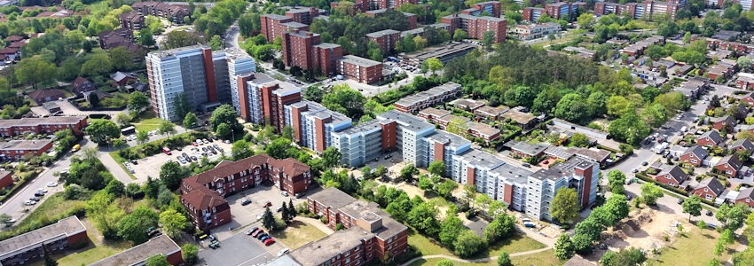 Foto: ECKPFEILER Immobilien Gruppe GmbH. Ein beeindruckendes Bauvorhaben: Im Verlauf von sieben Jahren sanierte die Eckpfeiler GmbH Schritt für Schritt die neun Häuser in der Wilhelm-Leuschner-Straße 30-48 in Lüneburg.