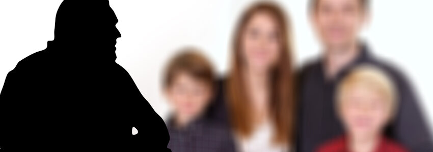 Foto: Gerd Altmann, Pixabay. Familie mit Großvater.