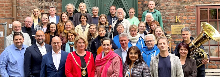 Foto: Hansestadt Lüneburg. Feierstunde der Bürgerstiftung am 11. Mai 2026: Im Vordergrund Oberbürgermeisterin Claudia Kalisch (mit Amtskette), links von ihr die Vorstandsvorsitzenden der Bürgerstiftung Ulf Reinhardt und Frank Dalock, rechts von ihr die Vorstandsmitglieder Dr. Corinna Dartenne und Frank Soldan, umgeben von Vertreter:innen der geförderten Projekte.