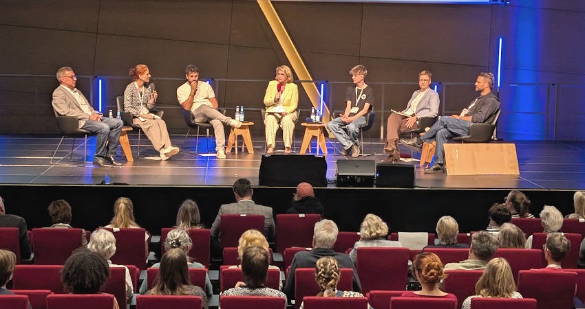 Foto: Hansestadt Lüneburg. Diskutierten über Chancen und Herausforderungen für ehrenamtliches Engagement - von links: Christian Röhling, Prof. Dr. Wibke Riekmann, Sofian Messaoud, Oberbürgermeisterin Claudia Kalisch, Max Süling, Marianne Gorka und Benjamin Adrion.