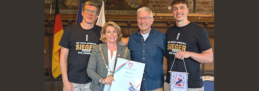 Foto: Hansestadt Lüneburg. Als Anerkennung des Erfolgs überreichte Oberbürgermeisterin Claudia Kalisch eine Urkunde der Hansestadt. Von links: Cheftrainer Stefan Hübner, SVG-Geschäftsführer Andreas Bahlburg und Co-Kapitän Santeri Välimaa.