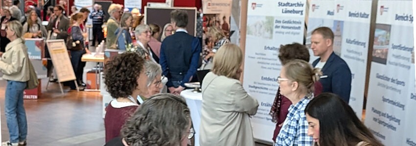 Foto: Hansestadt Lüneburg. Rund 50 Vereine und Institutionen nutzten die Stadtmesse, um ihre Netzwerke zu erweitern und ihre Bekanntheit zu steigern. Es entstanden viele Gespräche und neue Impulse.