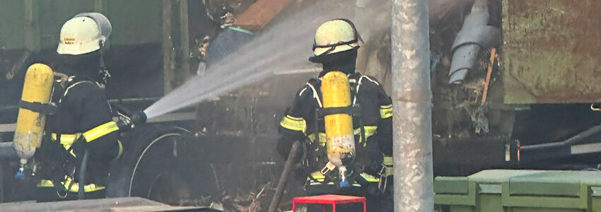 Foto: Landkreis Harburg. Fast wöchentlich kommt es derzeit zu Bränden in der Abfallwirtschaft durch Batterien und Akkus.
