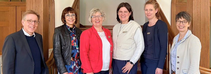 Foto: Landkreis Lüneburg. Sie freuen sich über das Jubiläum der Lüneburger Alterslotsen - von links: Prof. Dr. Christian Maaser, Dr. Karen Blumenbach, die Alterslotsinnen Margret Backeberg und Monika Rehr, Juliane Palmer (Leiterin Gesundheitsamt) und Yvonne Hobro (Erste Kreisrätin).