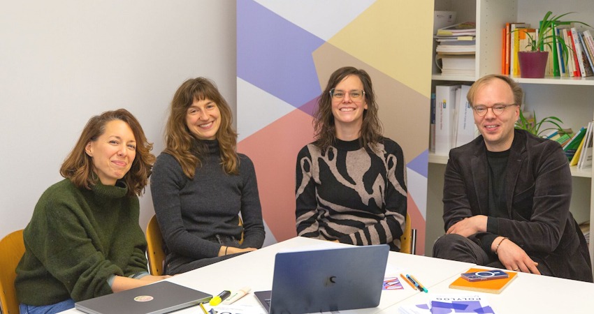 Foto: Phillip Bachmann, Leuphana Universität. Projektteam "Zukünfte des Erinnerns", von links: Prof. Dr. Ellen Kollender, Lea Otremba, Prof. Dr. Monika Schoop, Prof. Dr. Kevin Drews.