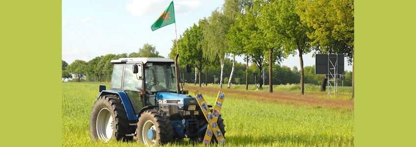Foto: Ingrid und Werner Lowin / Gorleben Archiv e.V. Zur Kulturellen Landpartie 2015 setzt ein Landwirt ein Zeichen mit seinem Trecker.