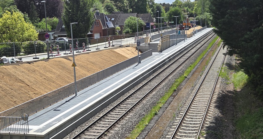 Foto: Lüne-Blog. Der neue Bahnhalt in Adendorf. Die Arbeiten stehen kurz vor dem Abschluss. Ab dem 18. Mai halten hier nach fast 50 Jahren wieder Züge.