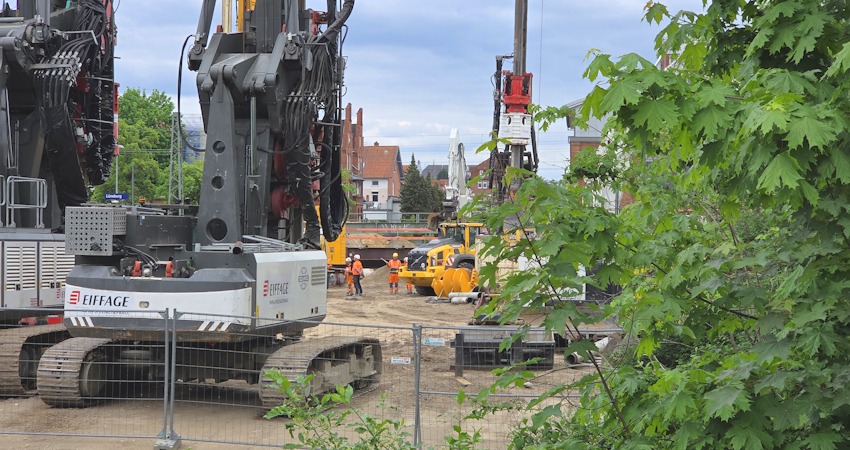 Foto: Lüne-Blog. Besprechung bei der Baustelle zur Brücke über die Bleckeder Landstraße.