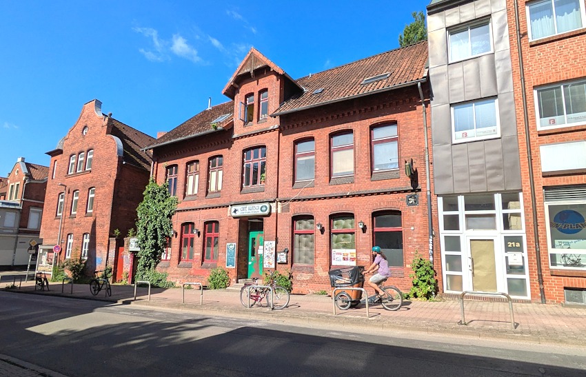 Foto: Lüne-Blog. Das Haus Nr. 21 in der Straße Am Springintgut, zwischen Garten- und Frommestraße, nahe dem Scunthorpeplatz.