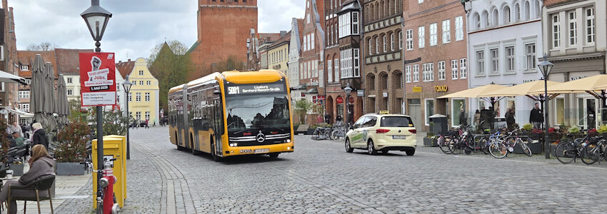 Foto: Lüne-Blog. MOIN-Bus auf dem Platz Am Sande in Lüneburg.