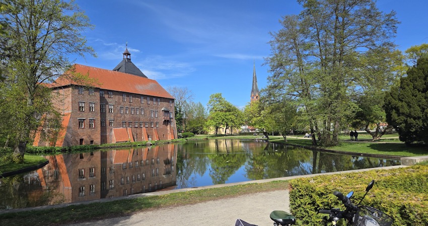 Foto: Lüne-Blog. Blick auf das Winsener Schloss, im Hintergrund die Kirche St. Marien.