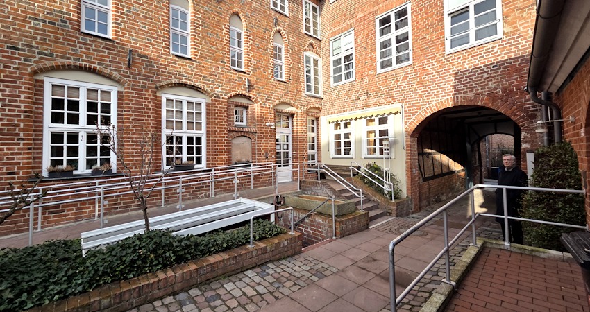 Foto: Lüne-Blog. SoVD-Ortsverband Lüneburg, Lünertorstr. 11 - Eingangsbereich.