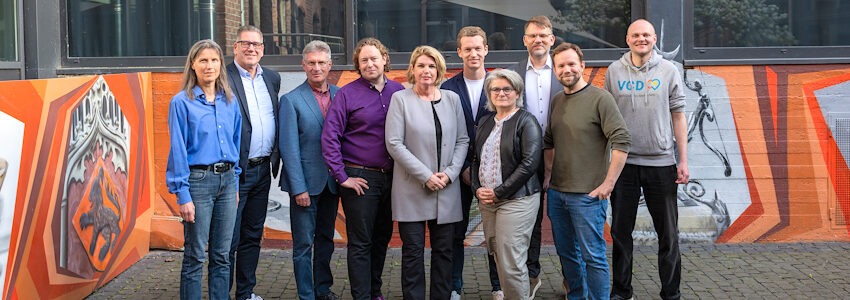 Foto: Malte Hübner. Gruppenfoto zur Podiumsveranstaltung am 16.04.2026 von ADFC und VCD Lüneburg. Auf dem Bild sind von links nach rechts zu sehen: Sabine Borchers (ADFC Lüneburg), OB-Kandidat Heiko Meyer (parteilos), OB-Kandidat Frank Soldan (FDP), OB-Kandidat Michèl Pauly (Volt), OB Claudia Kalisch (Die Grünen), OB-Kandidat Patrick Pietruck (CDU), Dr. Marie-Luise Braun (Moderation), ehemaliger OB-Kandidat Oliver Wozniok (SPD), OB-Kandidat Thorben Peters (Die Linke) und Jonas Korn (VCD Elbe-Heide).