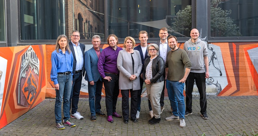 Foto: Malte Hübner. Gruppenfoto zur Podiumsveranstaltung am 16.04.2026 von ADFC und VCD Lüneburg. Auf dem Bild sind von links nach rechts zu sehen: Sabine Borchers (ADFC Lüneburg), OB-Kandidat Heiko Meyer (parteilos), OB-Kandidat Frank Soldan (FDP), OB-Kandidat Michèl Pauly (Volt), OB Claudia Kalisch (Die Grünen), OB-Kandidat Patrick Pietruck (CDU), Dr. Marie-Luise Braun (Moderation), ehemaliger OB-Kandidat Oliver Wozniok (SPD), OB-Kandidat Thorben Peters (Die Linke) und Jonas Korn (VCD Elbe-Heide).
