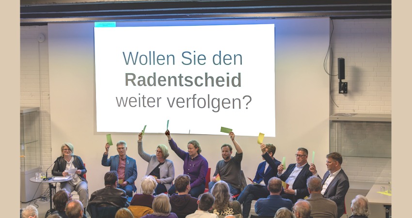 Foto: Malte Hübner. Schnellabstimmung beim Podium mit den OB-Kandidierenden am 16. April 2026: Wollen Sie den Radentscheid weiter verfolgen? Alle stimmen zu - nur Patrick Pietruck, CDU, enthält sich.