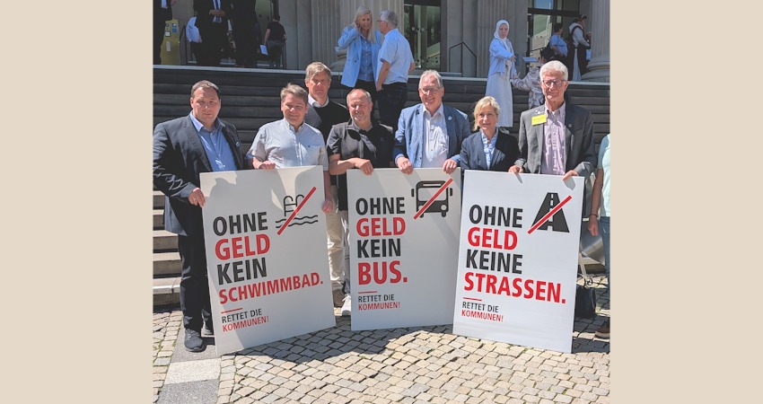 Foto: NLT. Ohne Geld kein Schwimmbad, kein Bus, keine Straßen: Auch die Verantwortlichen im Landkreis Lüchow-Dannenberg beteiligten sich an der Übergabe der Resolution "Rettet die Kommunen!" am 27. Mai 2026 an Ministerpräsident Olaf Lies. Von links: Samtgemeindebürgermeister Christian Järnecke, Bürgermeister Kurt Behning, Erster Kreisrat Simon Schermuly, Samtgemeindebürgermeister Sascha Liwke, Samtgemeindebürgermeister Jürgen Meyer, Landrätin Dagmar Schulz, Bürgermeister Holger Mertins.