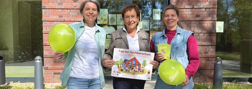 Foto: Hansestadt Lüneburg. Daniela Olbrich aus der Dezentralen Jugendarbeit, Ortsbürgermeisterin Christel John und Stadtteilmanagerin Jasmin Strecker freuen sich auf das Nachbarschaftsfest am 29. Mai 2026.