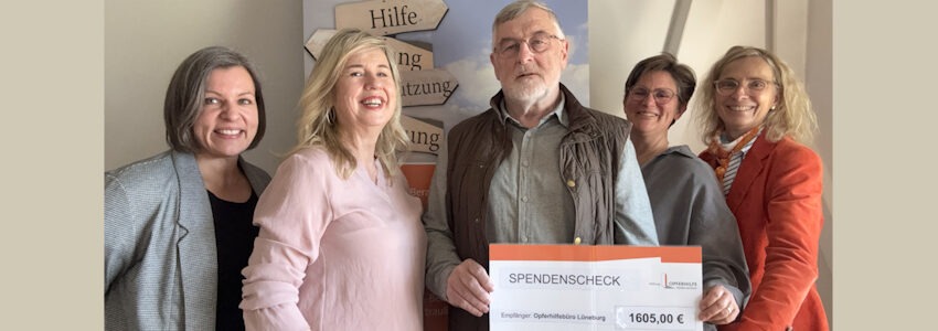Foto: Opferhilfe Lüneburg. Spendenübergabe. Mitarbeiterinnen bei der Opferhilfe freuen sich über die Spende. Von links: Saskia Prottengeyer, Evelyn König, Spender Henning Hornbostel, Kathrin Schramm und Nicole Wetjen.