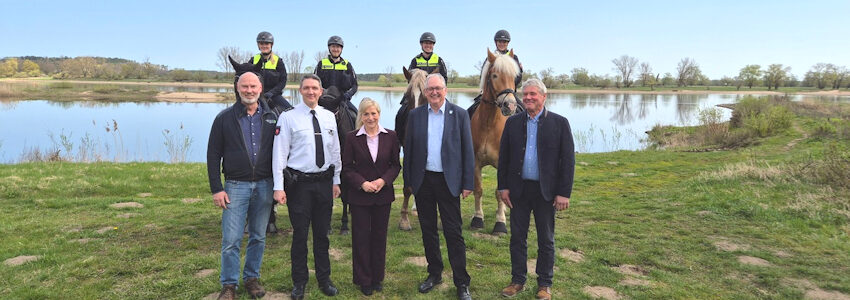 Polizeiinspektion Lüneburg/Lüchow-Dannenberg/Uelzen: Die Polizeireiterstaffel im Biosphärenreservat im Sommer 2026. Im Vordergrund von links: Dirk Janzen, Oliver Suckow, Dagmar Schulz, Jürgen Meyer, Henning Harms.