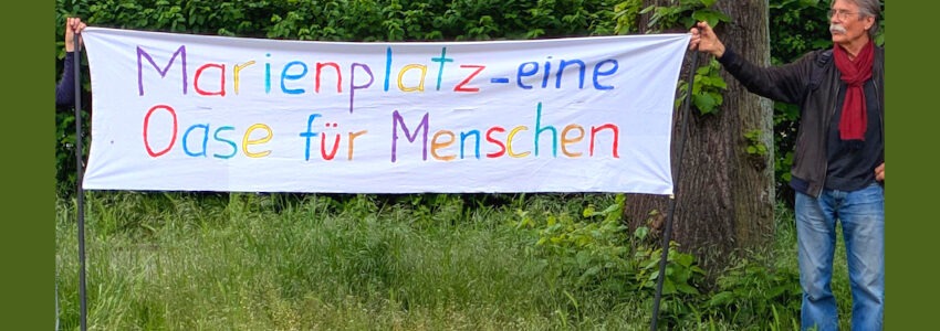 Foto: Parents for Future. Vor der Ratssitzung am 18. Mai 2026: Die Initiative Parents for Future zeigt noch einmal mit ihrem Transparent, wie wichtig ihnen der Marienplatz ist.