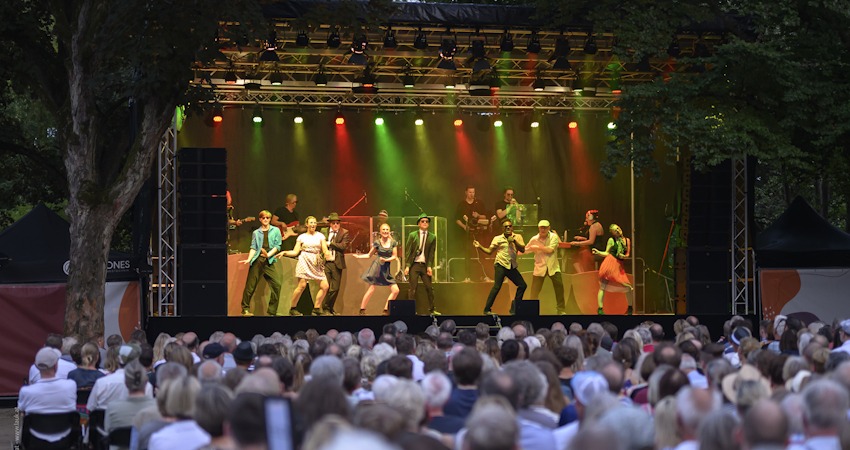 Foto: Thomas Laukat. Konzert auf der Bühne im Kurpark Lüneburg.