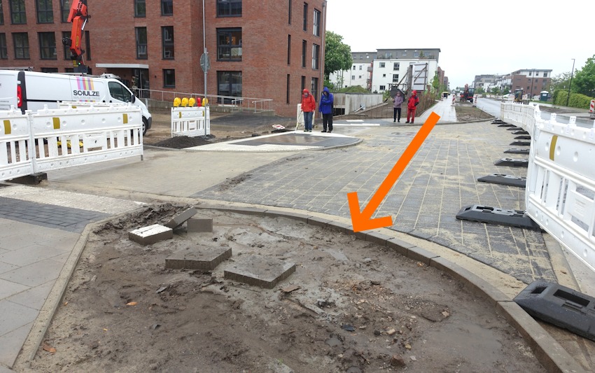 Foto: Uwe Wenk, 11.05.2026. Ort: Lübecker Straße / Einmündung Wismarer Straße. Eigentlich sollte der Gehweg hier geradeaus in Pfeilrichtung weiterführen. Aber er ist nach rechts verschwenkt. Das ist schwierig für Blinde, denn sie rechnen nicht damit, so die Rückmeldung der Vertreterin des Blinden- und Sehbehindertenverbands.