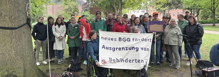 Foto: Ute Bruckart. Die ersten Ankömmlinge freuen sich auf die Demonstration im Clamartpark in Lüneburg.