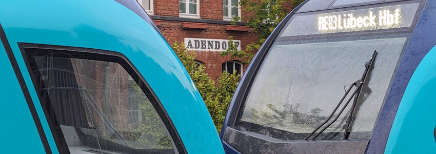 Foto: VCD Elbe-Heide. Der erste Zug aus Lübeck kam am 18. Mai 2026 gegen 5 Uhr früh an. Am Bahnsteig hatten sich viele Menschen versammelt und winkten mit Fähnchen.