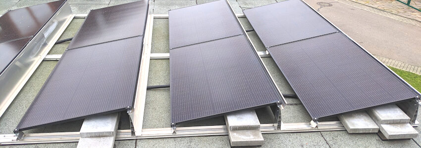 Foto: u_vc9lz5v0i7, Pixabay. Solarmodule auf einem Flachdach.