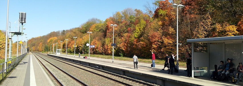 Foto: uetrainer, Pixabay. Wartende Menschen am leeren Bahnsteig.