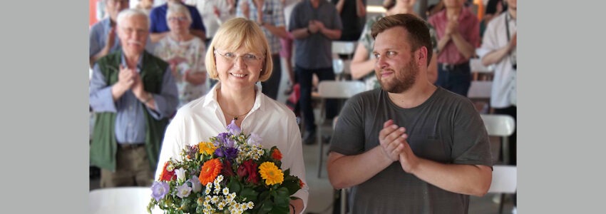 Foto: Achim Gründel. Ortsvereinsvorsitzender Luca Thieme gratuliert Andrea Schröder-Ehlers zur Nominierung als OB-Kandidatin.