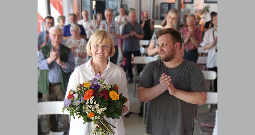 Foto: Achim Gründel. Ortsvereinsvorsitzender Luca Thieme gratuliert Andrea Schröder-Ehlers zur Nominierung als OB-Kandidatin.
