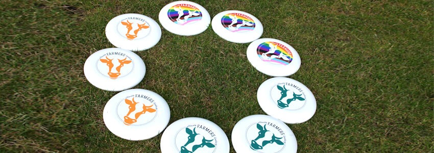 Foto: Alexander Meyer. Ultimate Frisbee-Scheiben im Gras.