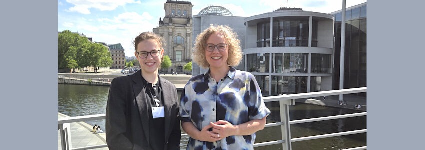 Foto: Büro Julia Verlinden. Hilla Lüders und Julia Verlinden, im Hintergrund die Kuppel des Reichstagsgebäudes.