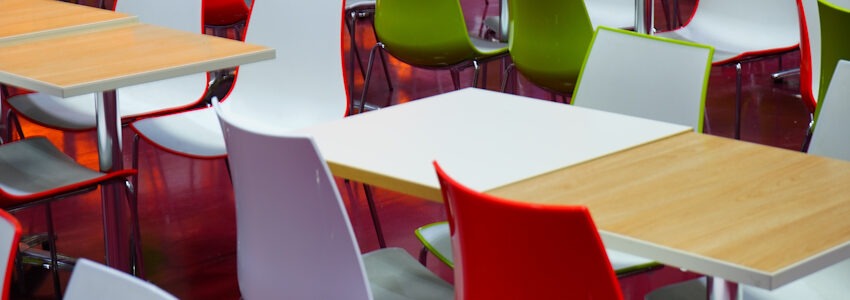 Foto: Hans, Pixabay. Tischgruppen in einer Kantine oder Mensa.